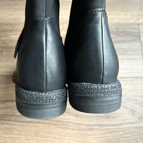 Muk Luk’s Luk-Ees Tall Black Boots | 10 - Picture 4 of 13